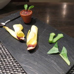 レストラン バカール - バーニャカウダの一：なた豆、オクラの花、オイスターリーフ、黒オリーブの葉