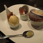 レストラン バカール - ブルーチーズのスフレ、蜂蜜バターと3