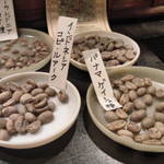 ランバン - レジの脇には豆の見本が置いてあります