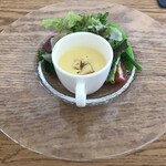Assiette - 前菜のスープとサラダ。大根と人参と新玉葱のスープはとても優しいけどコクのあるおいしさ。サラダのドレッシングも最高。