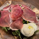 トラットリア ピッツェリア polipo - モッツァレラチーズと生ハムのサラダ