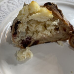 ナナパン - でも食べゃう！
      あふれるほどのクリームチーズ！
      これがちゃんと甘くて、わたし好きなんだ。