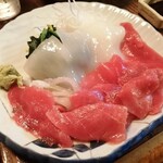 ざぶとん - まぐろのお刺身（400円）
      ※いかの御刺身はオマケ
