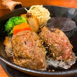 ハンバーグ食堂 榎本よしひろ商店 - 和牛ハンバーグ　半分に切って断面を鉄板へ