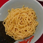 ラーメン山岡家 - 麺と海苔のアップ。
