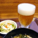 すき家 - それでは喉の洗浄です、ビールを注いで、ぐいっと一気に