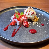 LORE - いちごのババロア バニラアイス