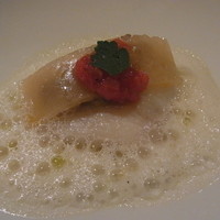 ガストロノミー ジョエル・ロブション - 的鯛　しっとりと蒸し上げ、古典デュグレレを現代風の表現で