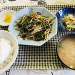 Ippachitei - ニラレバ定食＝７００円