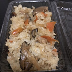 菅旅館 - 具沢山の炊き込みご飯220円