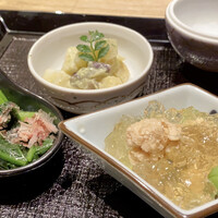 深夜食堂GAMIN - 右：鯛の子の煮凝り　左：ほうれん草のお浸し　上：筍の木の芽和え