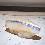 菊鮨 - ◆細魚・・山葵ではなく小量の「もみじおろし」を挟んで。この時期の細魚は美味しいと伺いましたが、コリッとした食感もいいですし 優しい味わいの中にも旨味を感じる品。