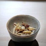 菊鮨 - 煮あさり・・こんな風に頂くのは初めてですが、あさりの味わいがいいですね。
