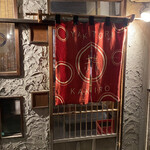 焼鳥 赫色 - 赤い暖簾が和モダンで雰囲気のあるファサード(о´∀`о)
