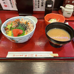 北海道料理 ユック - 鮭漬け三色丼定食（鮭漬け、たらこ、蟹フレーク）