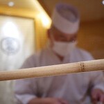 Sushi Tsubomi - カウンターにはサイドにアクリル板と大将と間にも仕切りあり。