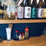 Tsubaki Shokudou - カウンター上の調味料