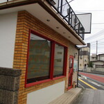 リストランテ ユノ - 店舗外観。せめて看板表記は、入れようよ！あとテントも張ったほうが・・・。