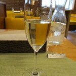 リストランテ ユノ - 平日の昼間の白ワイン♪キリと冷えて飲みやすい。右奥はレモンスライスつきお冷や。