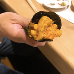 うを徳 - 勝浦本鮪赤身と根室馬糞雲丹の手巻き