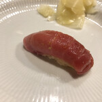 うを徳 - 勝浦本鮪中トロのにぎり