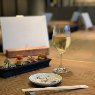 日曜日限定 13時 16時の入店限定 スパークリングフリーフロー が９０分９９０円 日曜日の昼飲み限定でスパークリングワインが飲み放題 地どり屋 つかだ 渋谷 渋谷 居酒屋 食べログ