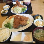 Watarai Shokudou - 手前がロースカツと牡蠣フライ定食1,300円(税込)