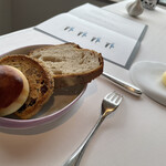 ピエール・ガニェール - 手前の丸いパンがバターたっぷりもちもちで美味