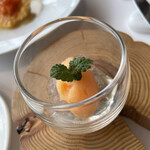 ピエール・ガニェール - カクテル・ド・ポッシュ①グレープフルーツ オレンジ カンパリのソルベ レモンのジュレとレモンバーム