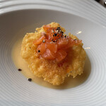 ピエール・ガニェール - カクテル・ド・ポッシュ⑤アローカナの半熟卵 サーモンのタルタル パルメザンクリーム