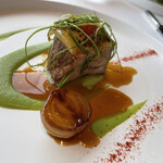ピエール・ガニェール - 燻製パプリカの香るブルターニュ産仔牛とコンテチーズ ズッキーニのピューレ チェリートマト