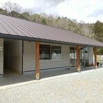 農家ふぇ - 左手に綺麗なトイレがあります