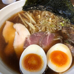 に干し屋 SINCHAN - 鶏中華そば全部のせ！キレのあるのに甘味と深みがある醤油スープが旨い！