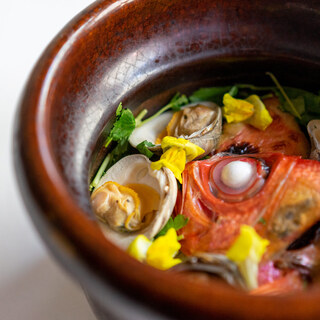 常時8種類以上の旬の土鍋ごはん