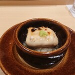 Sushi Ueda - 炙ったフグの白子をシャリに乗せて、よくかき混ぜていただきました、淡路島の虎ふぐ白子