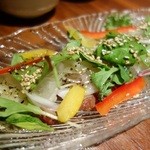 Ginza Kamishiro - 紫陽花コースの【冷製生タコのカルパッチョ仕立て　～特製バジルソース～】
                        しっかり、味が付いています。
                        タコの香りが全くしなくなってしまっていたのが残念。
                        