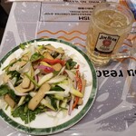 蝦道 ザリガニ専門店 - 蝦道オリジナルサラダとジムビームハイボール