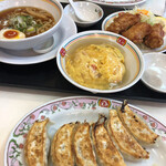 餃子の王将 - 餃子とジャストメニュー三品。