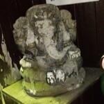 ラマイ - 店舗前の像