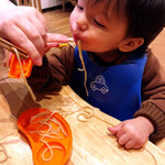 中華蕎麦 時雨 - 麺を啜り出した我が子