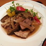 ぼん・くらーじゅ - 豚肉の他に、ナス、玉ねぎ、パプリカ、カイワレも