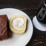 Karon Kohi Sabou - ドライフルーツのテリーヌ風チーズケーキ、ローチョコバナナタルト、ミルクロール。ドリンクはアイスコーヒー(氷抜き)