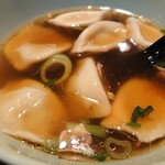 四川料理真味 - 水餃子スープ✨干し海老や生姜を感じる美味っしい中華スープに、もちっ＆むちっとした生地で耳たぶのような手作り水餃子！