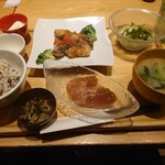 おぼんdeごはん - とろサバの唐揚トマト油淋鶏ソースセット＋漬け鮪