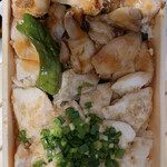 からあげ とり弁 縁 - はいっ！絶対美味しい〜(海苔が敷いてあるの好きです)