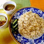 白扇 - バングラデシュと欧風チーズカレーの二色カレー（￥1150）ごはんは玄米、プチプチした食感が楽しい