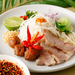 猪颈肉和青菜的无汁混合荞麦面 (Centrek Hane) ~泰国风味混合荞麦面~
