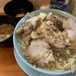 Ramen Fuji Maru - ブタ増し、麺少なめ、生卵(サービス)、アブラ、　　ニンニク少なめ