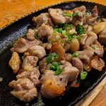 Shou rai - さつま赤鶏 モモ肉鉄板焼き 790円