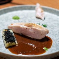 メゾン ケイ - 富士宮の青木養鶏場の「富士の鶏」のむね肉、 ソースサルミ、 ネギのソース